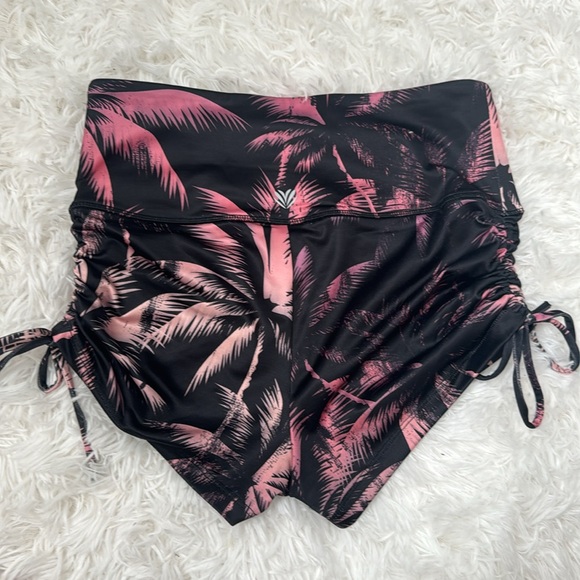 Forever21 pink palm tree shorts - Picture 4 of 4